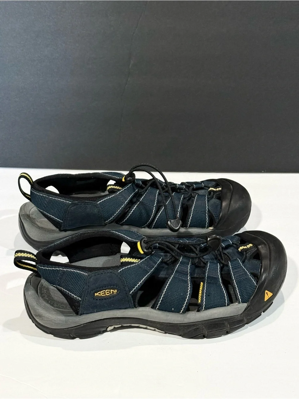 Keen sandals for men’s, closed toe, navy and black color, sz 9